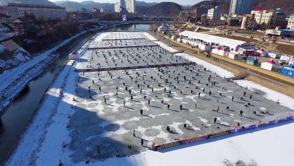 제12회 홍천강 꽁꽁축제, 얼음 낚시터 개장으로 축제 분위기 고조 (1월 11일) 사진