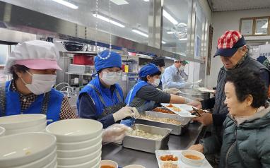 신영재 홍천군수, 홍천군노인복지관 경로식당 배식봉사 (2월 14일) 사진