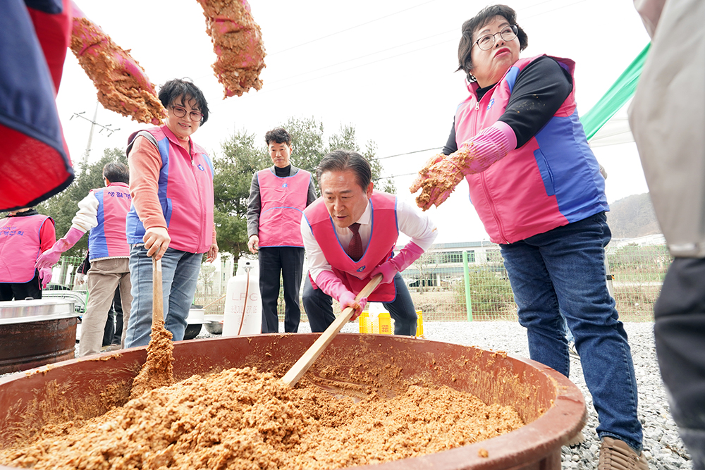 한국생활개선홍천군연합회, 지역사회 나눔을 위한 전통 장 담그기 행사 개최