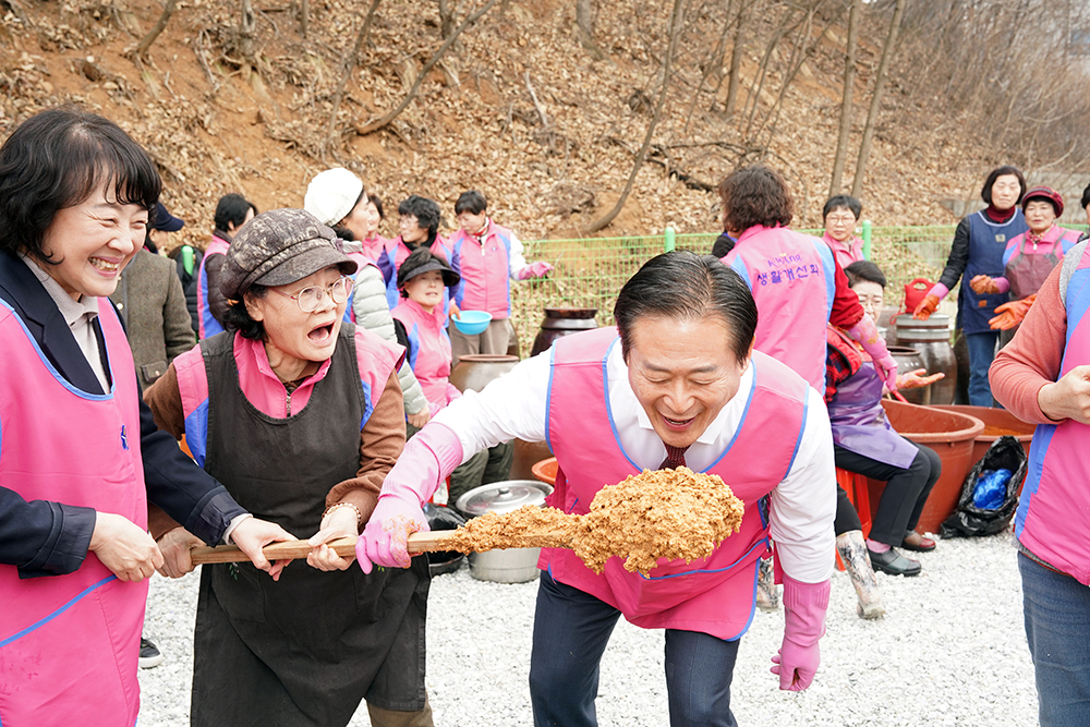 한국생활개선홍천군연합회, 지역사회 나눔을 위한 전통 장 담그기 행사 개최