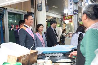 홍천군 공직자, 유관기관, 사회단체, 지역 경제 활성화 위해 전통시장 장보기행사 실시 (9월 27일)