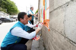 신영재 홍천군수, 대외협력사업「아름다운 거리 만들기 벽화활동」참석 (4월 26일) 사진