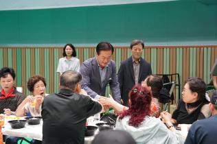 신영재 홍천군수, 제10회 홍천군 외식업 ‘나눔 섬김 ’어르신 초청 경로잔치 참석 (9월 17일) 사진