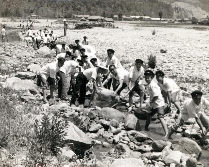 1968년 연봉리 수로정리작업 의 사진