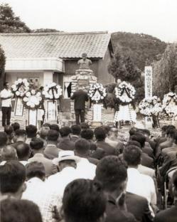 1966년 한서남궁억 동상제막 사진