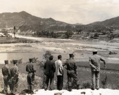 1966년 수해복구현장 방문 사진