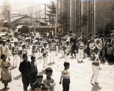 1966년 국민학교 체육대회 시가행진 의 사진