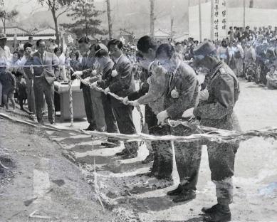 1971년 상수도 통수식 사진