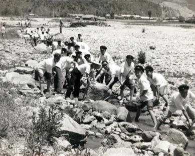 1968년 연봉리 수로정리작업 사진