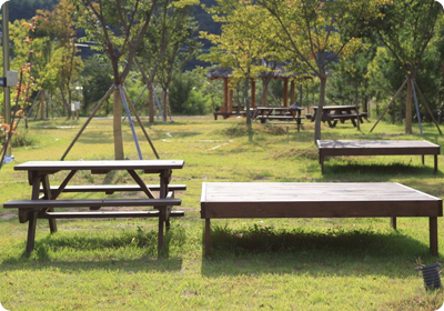 Camping deck, Table